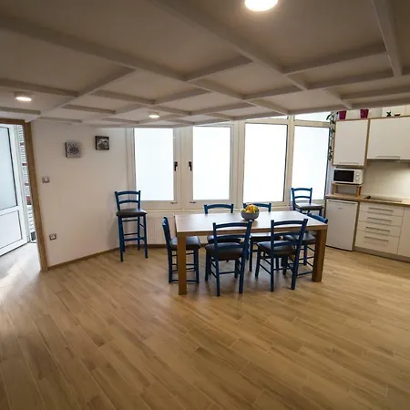 Apartment Emonca *